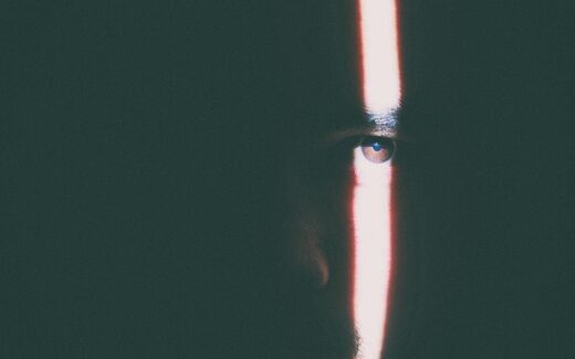 “Regarde-moi dans les yeux”